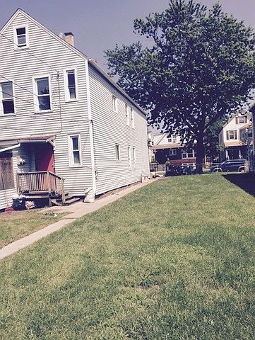 2nd image of 8512 S Escanaba Ave