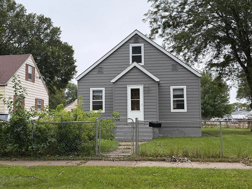 1st image of 324 8th St SE