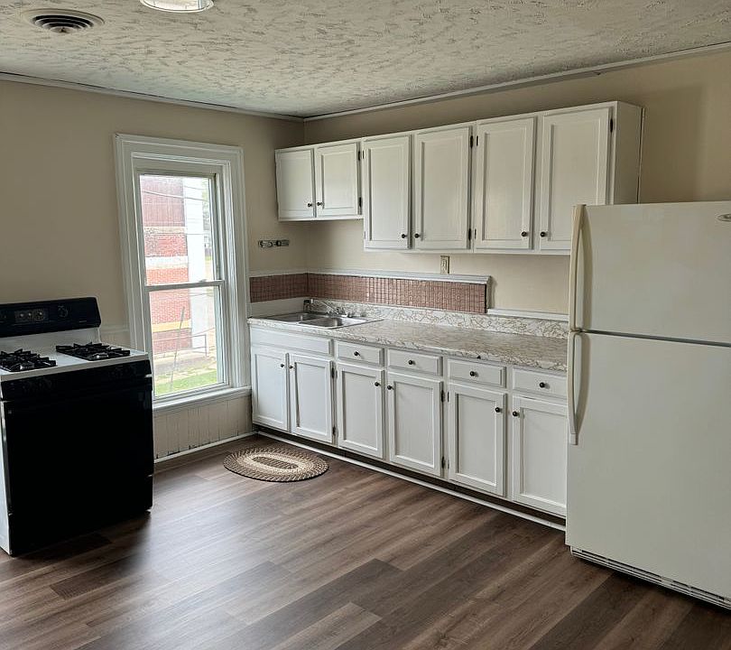 1st image of 902 W 20th St Floor 2
