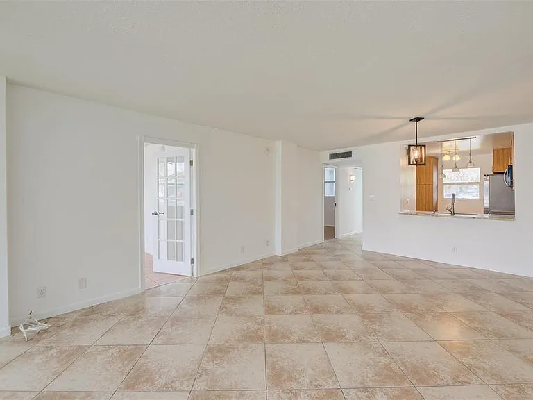 113 Royal Park Dr #1H — Photo 9