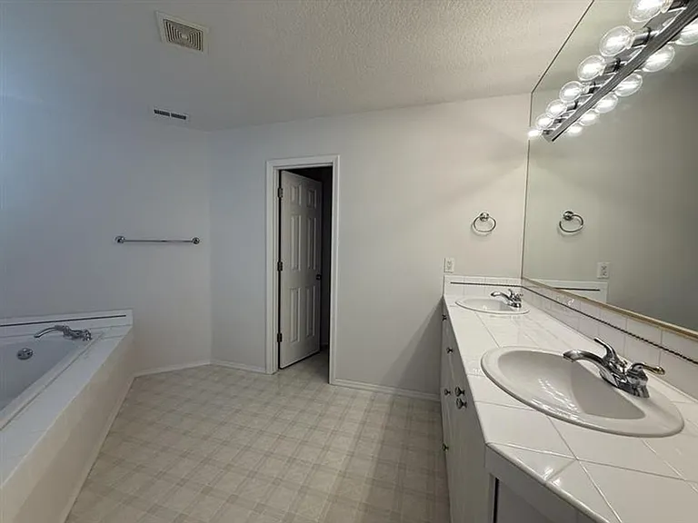 12556 NW Brimpton Ct — Photo 11