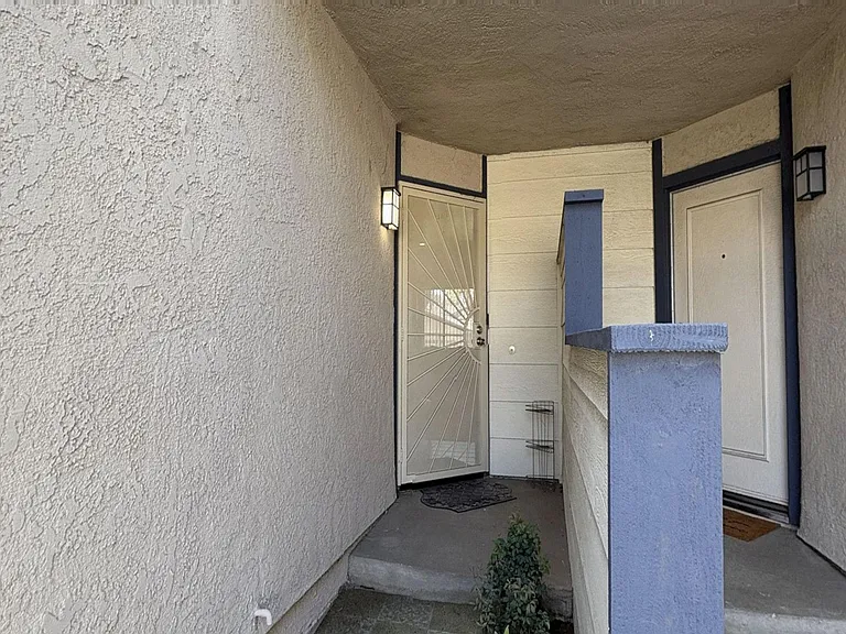 831 Carlton Privado — Photo 3