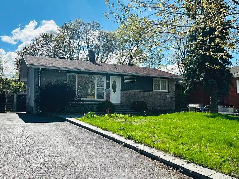 870 Claude St — Photo 2