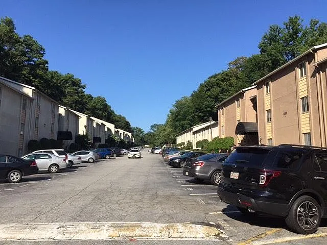 1 bed, 300 sqft, $690 — Photo 2