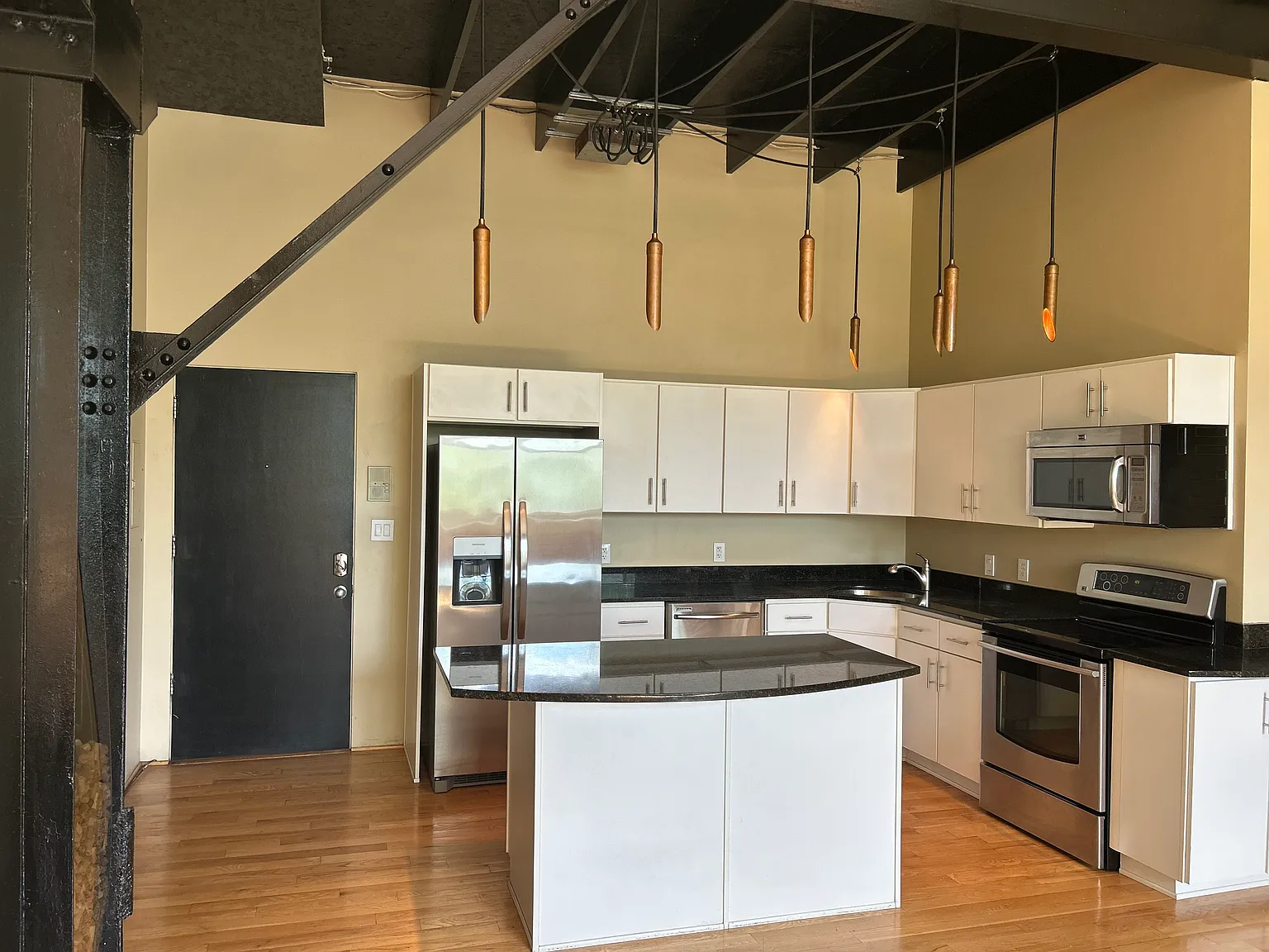 1 bed, 835 sqft, $2,100 — Photo 3