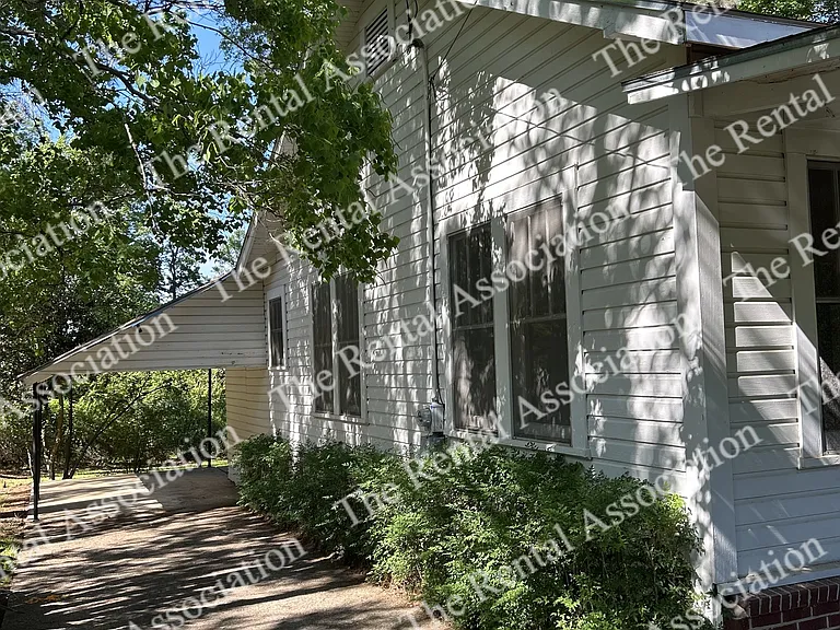 309 E Texas Ave — Photo 28