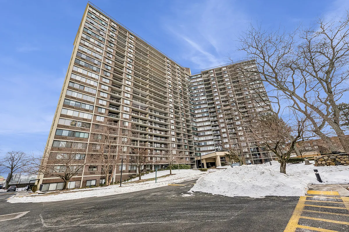 Photo 1 of 13 - 2 Bay Club Dr #PHH - Bayside, NY Primary Photo - 2 Bay Club Dr #PHH