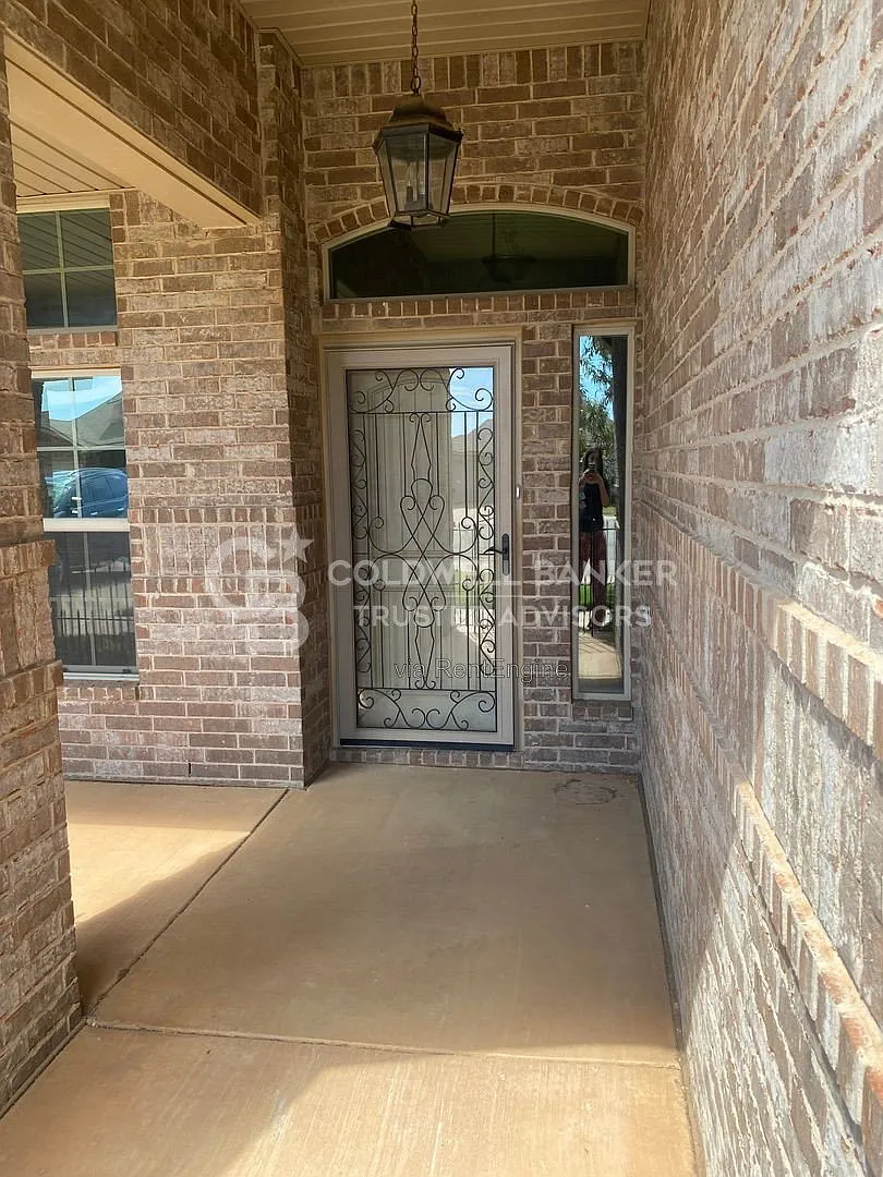 4 bed, 3.0 bath, 2551 sqft, $2,275 — Photo 4