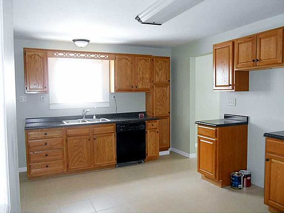 3rd image of 109 E College St