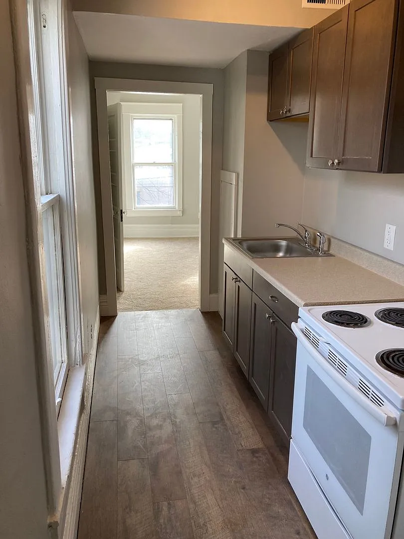 325 E Maxwell — Photo 4