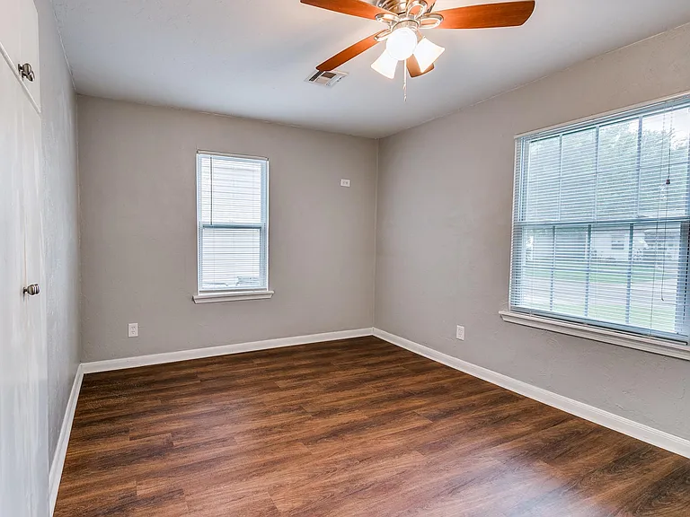 213 W Jacobs Dr — Photo 13