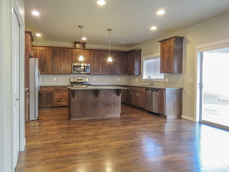 384 SW Mount Rainier St — Photo 9