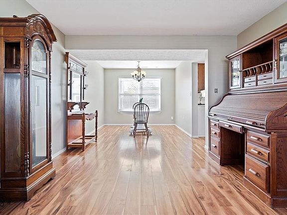 5th image of 733 Woodcote Ln