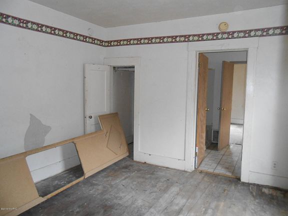 4th image of 190 Wood St N