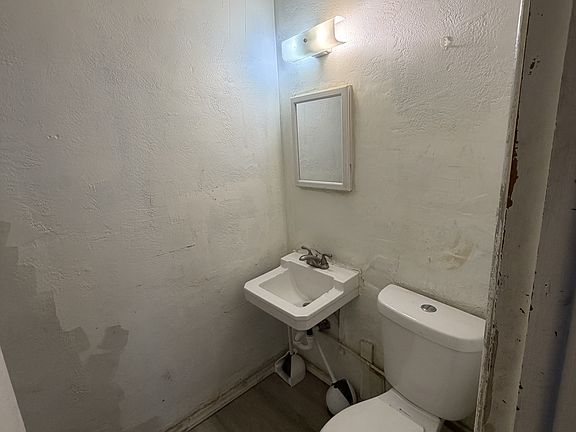 2nd image of 140 Bausman St Floor 1
