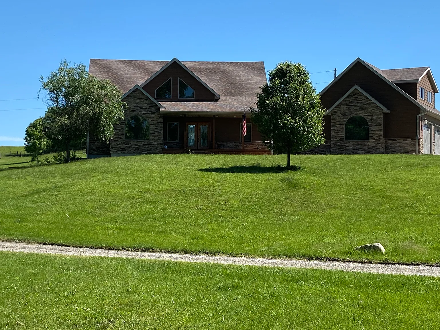 3 bed, 2.5 bath, 3400 sqft, $2,200 — Photo 2