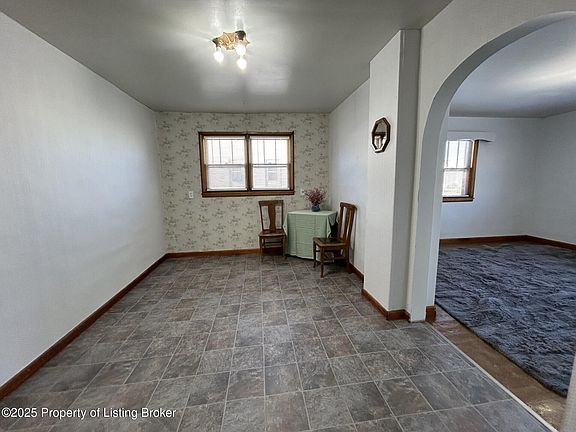 4th image of 322 E Broadway St