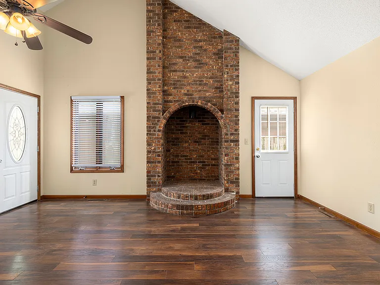 3753 N Pickwick Ave — Photo 7