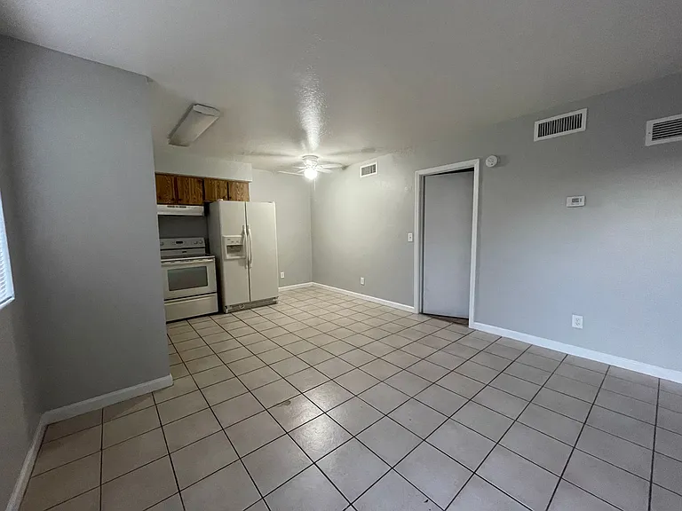 2010 E Sweetwater Ave._SP&Family LLC — Photo 7