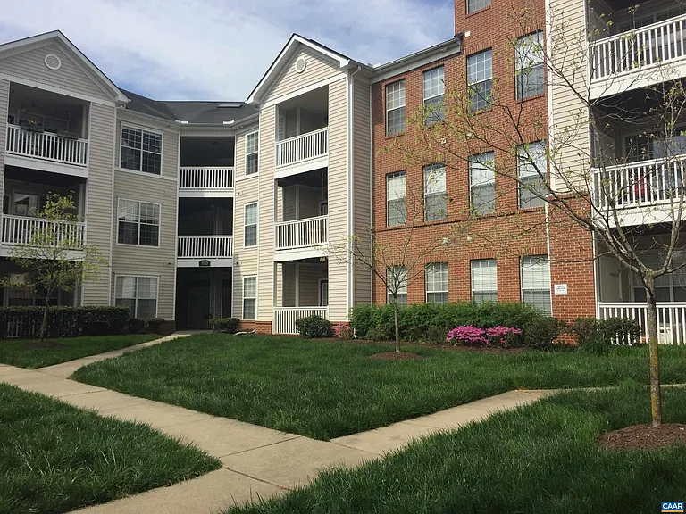 300 Riverbend Dr #2C — Photo 10