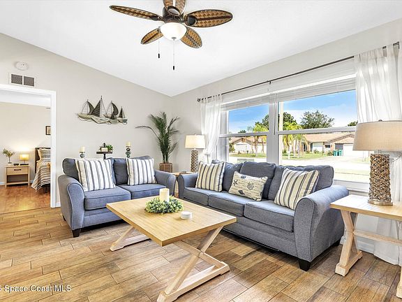 5th image of 233 Cinnamon Lake Cir