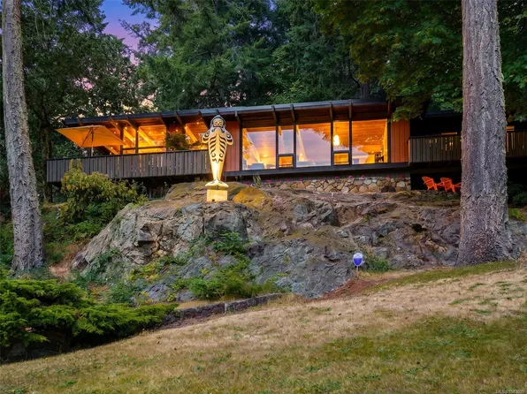 945 Deerwood Pl, Saanich, BC V8Y 1B2