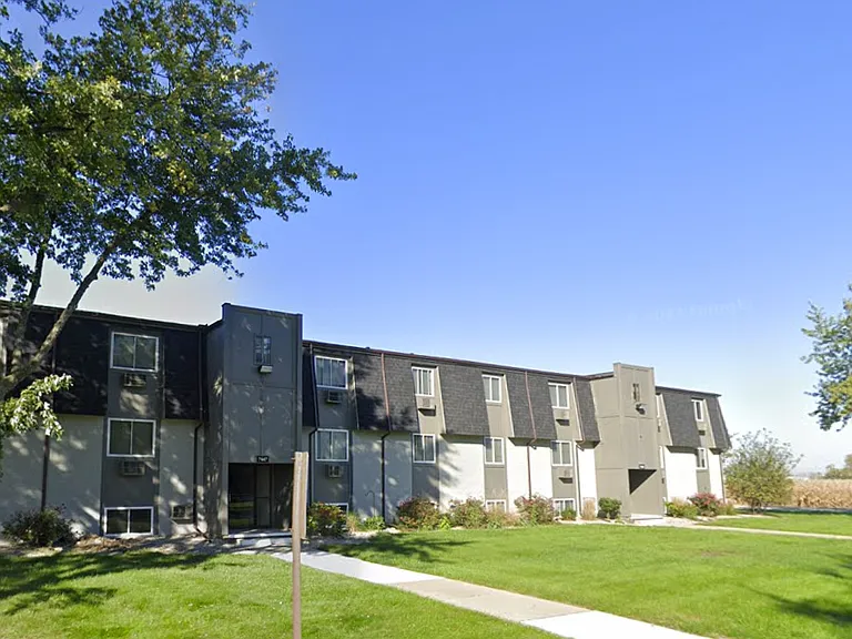 Brandon Manor — Photo 2