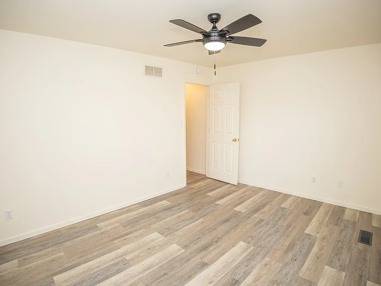 325 S Summit Dr #A — Photo 14