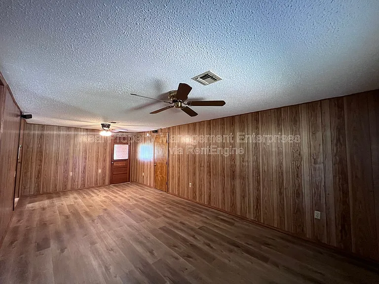 204 Wolf Ln — Photo 22