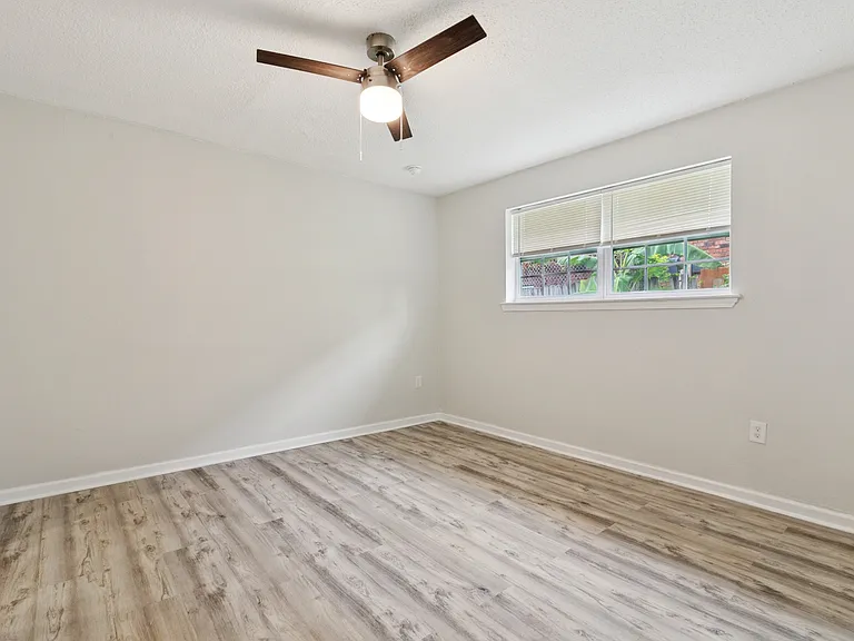 1075 Tallow Tree Ln — Photo 12