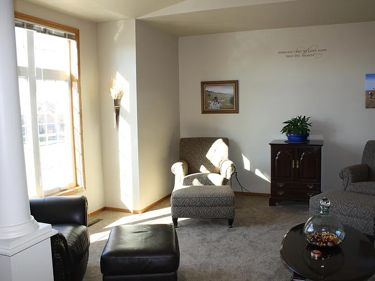 2045 Ridgeview Dr — Photo 2