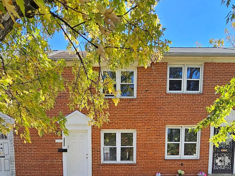 1005 Cameron Rd — Photo 2