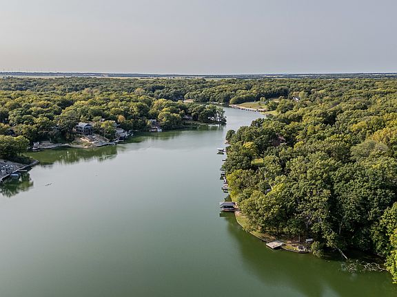 3rd image of 18 Timberlane Dr