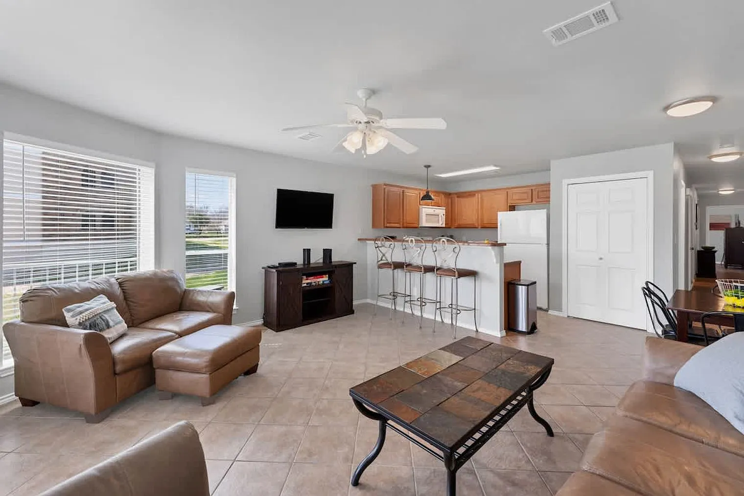 3 bed, 2.0 bath, 1194 sqft, $5,250 — Photo 4