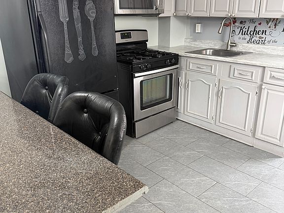 2nd image of 366 W Greenwich St #2