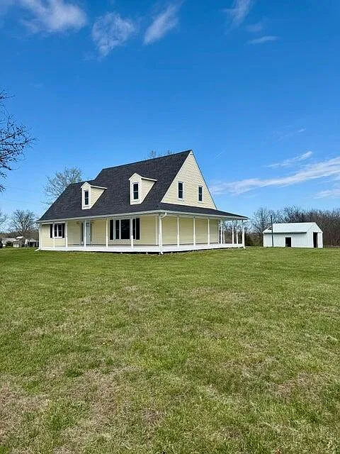 3 bed, 1.5 bath, 2766 sqft, $2,200 — Photo 2