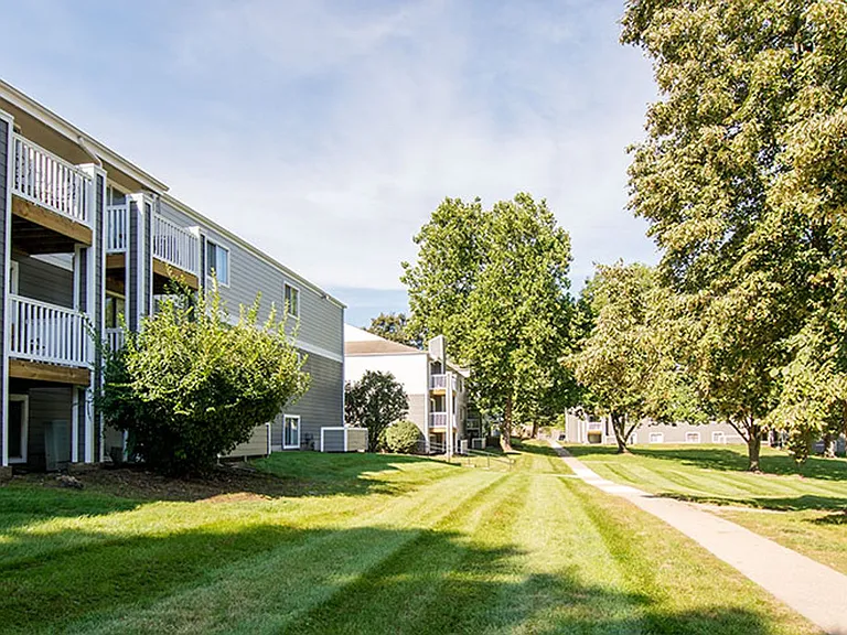 FREE 2nd Month's Rent When You Apply Within 24 Hours of Your Tour at Weston Park Apartments! — Photo 5