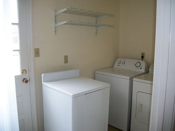 4th image of 609 Edgewood Ln