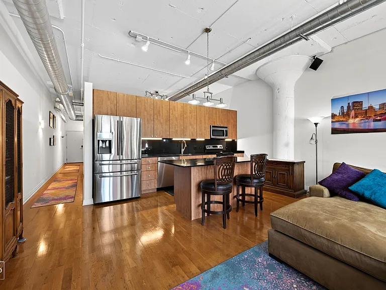565 W Quincy St — Photo 4