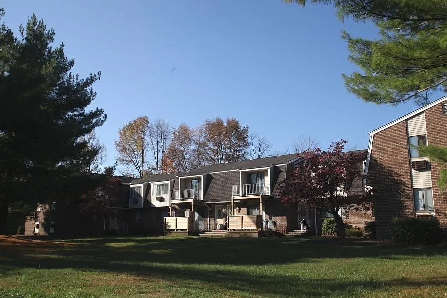 Carlton Village — Photo 3