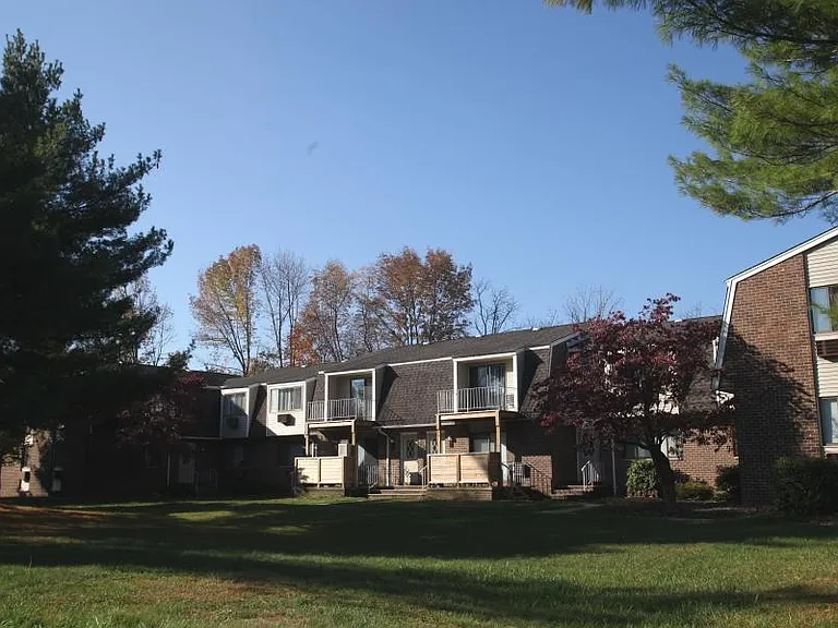 Carlton Village — Photo 3