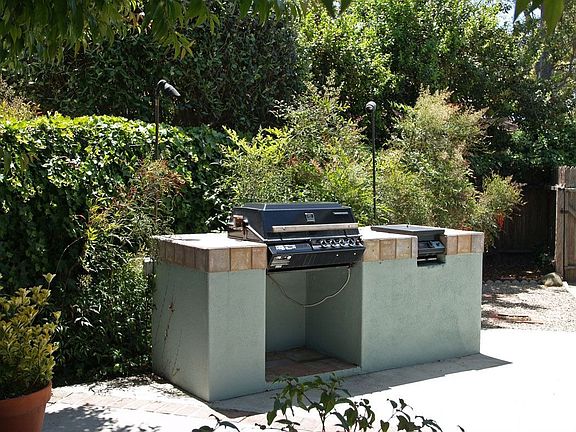Built-in gas grill