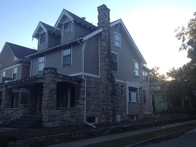 4 bed, 2.5 bath, 2566 sqft, $2,300 — Photo 2