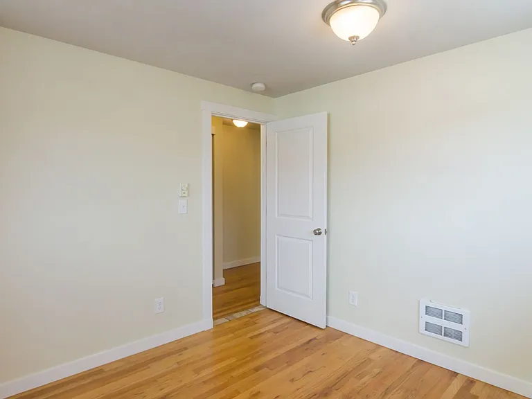 2211 Franklin Ave E — Photo 11