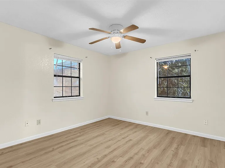 209 W Trinity St #C — Photo 13