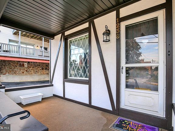 2nd image of 1238 Pike St