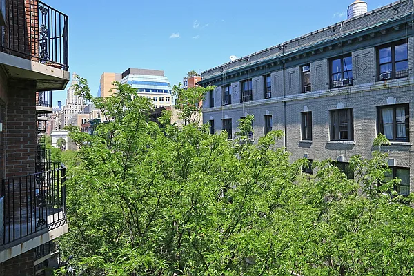 Sold by Redfin Real Estate | media 9