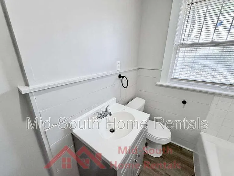 1956 Lamar Ave — Photo 13
