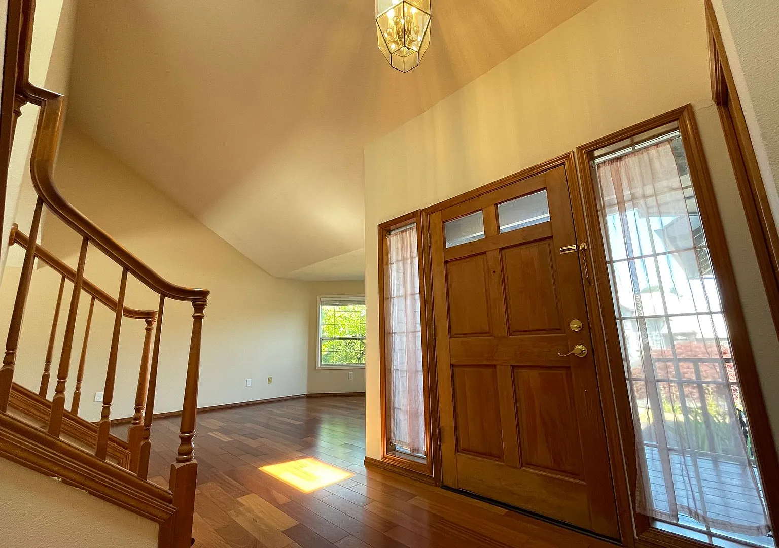 Gorgeous Beaverton home available with attached garage, fenced yard & more! — Photo 2