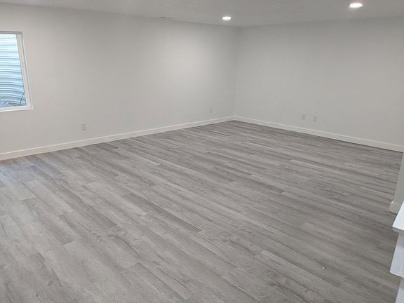 Finished basement - adds ~650 sq. ft. of living space!